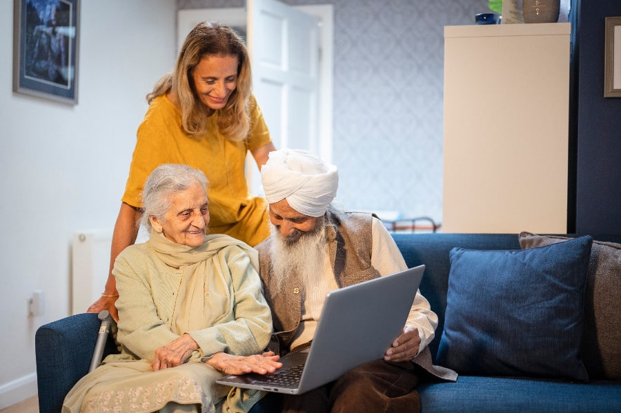 Ageing-Better-Couple-use-technology-_-Elderly-laptop.jpg
